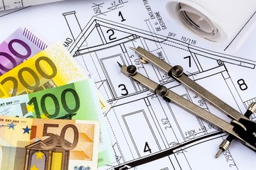Hausplan mit Euro-Geldscheinen