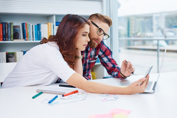Web designers compare desktop and mobile app