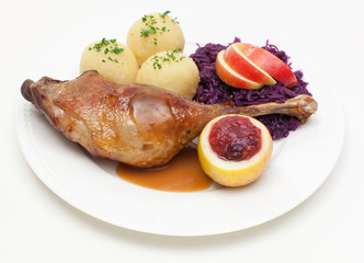 Gänsekeule mit Apfelrotkohl und Klößen