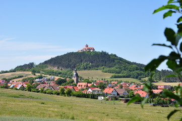 Holzhausen mit der Veste Wachsenburg