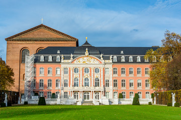 Fototapeta na wymiar Electoral Palace in Trier in autumn, Germany