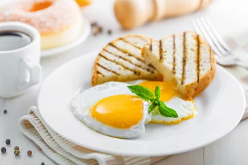 Crédence de cuisine en verre imprimé Oeufs sur le plat Petit-déjeuner avec œufs au plat, café et dessert sur table. Nourriture saine