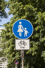 Blaues Fußgängerschild mit Fahrrad frei