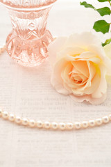 ガラス瓶とバラ　フレンチレース