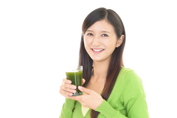 野菜ジュースを飲む女性