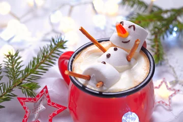 Foto op Plexiglas Warme chocolademelk met gesmolten sneeuwpop © azurita