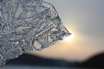 Eistück vor untergehender Sonne