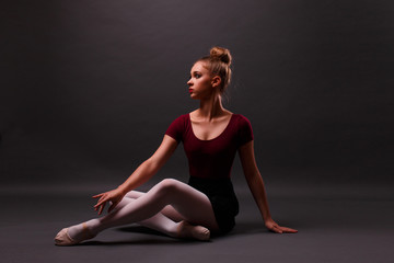 Fototapeta na wymiar Ballerina dancing in the studio