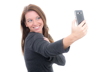 Fototapeta premium junge frau macht ein foto von sich mit dem handy
