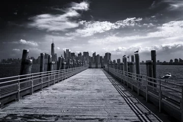 Poster Im Rahmen Skyline von New York vom Pier auf Liberty Island © XtravaganT