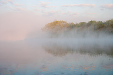 Morgennebel über einem See