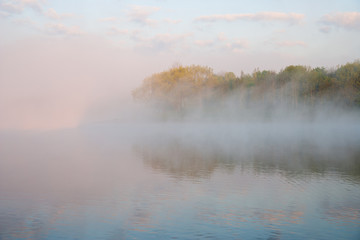 Fototapeta premium Morgennebel über einem See