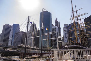 Obraz premium Pier in New York with skyline