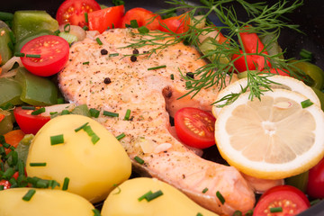 gebratenes Lachssteak in der Pfanne