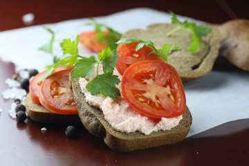 sandwich bread tomato sauce green healthy vegetables
