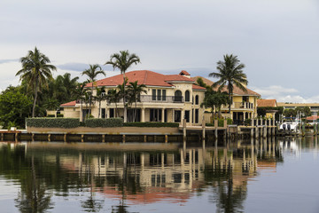 Fototapeta na wymiar Houses in Florida reflecting on water