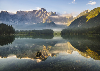 Górskie jezioro w Alpach - obrazy, fototapety, plakaty