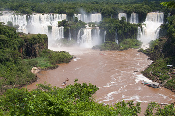 widok na wodospady Iguazú po brazylijskiej stronie parku