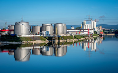 Zoll und Binnenhafen Mainz mit Wasserspiegelung