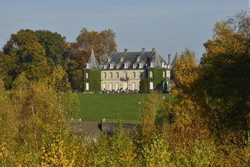 Le château de la Hulpe dans la nature luxuriante en automne du parc Solvay