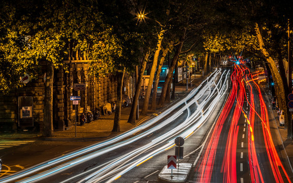 Lichtspuren auf der Rheinallee von der Rathausbr&uuml;cke aus aufgenommen