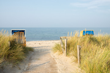 Fototapeta premium Weg zum Strand in Heiligenhafen, Ostsee, Deutschland