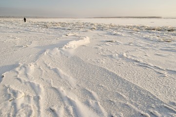 Река Северная Двина скована льдом