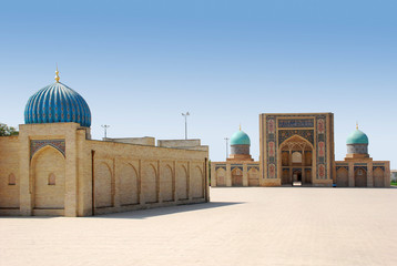 Площадь Ташкента с медресе