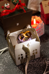 Weihnachtsfeier mit Schokobrezel und Geschenkverpackung