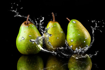 Fototapeta na wymiar Pears fruits and Splashing water