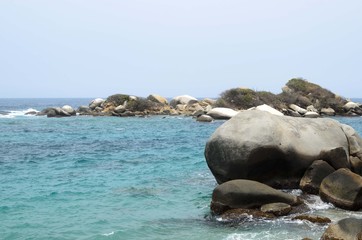 Fototapeta na wymiar Rocks in turquoise sea water 