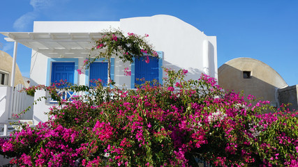 Fototapeta na wymiar traditional greece architecutre in oia on santorini island