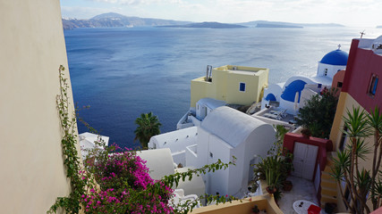 Fototapeta premium widok na małą wioskę oia na wyspie santorini