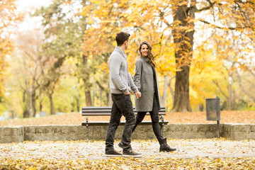 Fototapeta premium Loving couple in the autumn park