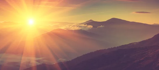 Fotobehang Ochtendgloren Panoramisch uitzicht op bergen, herfstlandschap met mistige heuvels bij zonsopgang.