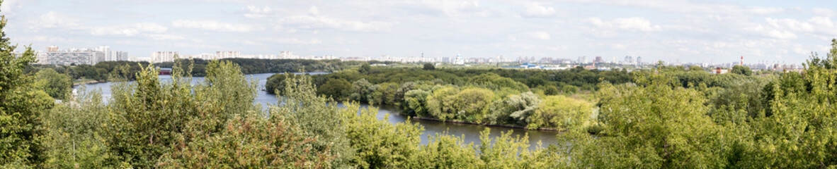 Fototapeta na wymiar Panorama of Moskva River from Kolomenskoye Park