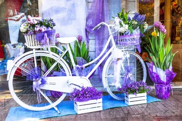 Foto op Plexiglas Bloemenwinkel charmante straatdecoratie - bloemenfiets, artistieke foto