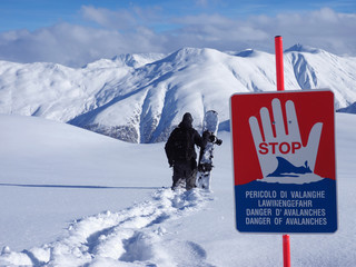 Male snowboarder goes to danger slope