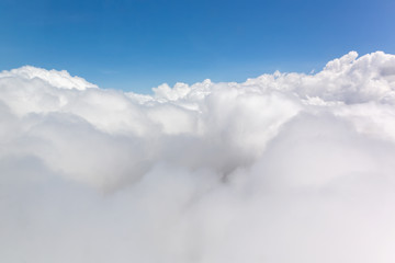 Fototapeta premium Błękitne niebo z ozdobnymi chmurami