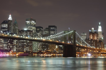 Fototapeta na wymiar The Brooklyn Bridge and Manhattan skyline as seen from across the East River at dusk.