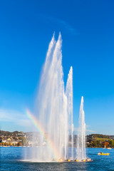 Fototapeta premium Fountain with rainbow on Zurich lake