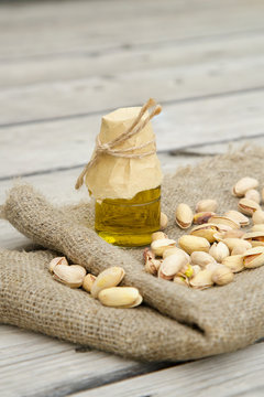 Pistachio nuts oil