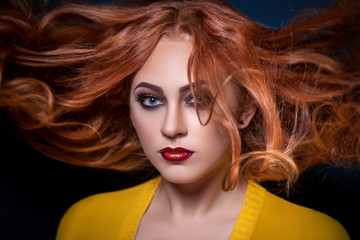 Портрет рыжеволосой девушки с красивым  макияжем 