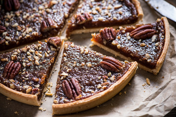 slicing pecan pie, on wooden table