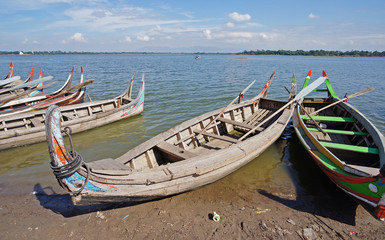 Obraz premium The wooden boats in lake Taungthaman near Mandalay, Myanmar.
