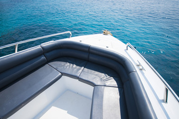 Obraz premium beautiful island view from speed boat