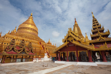 Fototapeta premium The golden Shwezigon Pagoda