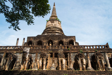Fototapeta na wymiar Wat Chang Lom at Srisatchanalai historical park in Sukhothai pro