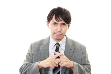 禁止の意思表示をする男性