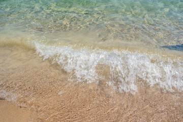Fototapeta na wymiar Wellen am Strand im Tyrrhenische Meer 